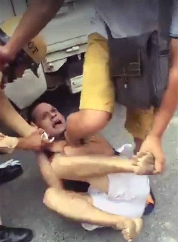 Sau khi bị chặn dừng, tài xế ô tô bị người dân bức xúc lao vào hành hung.