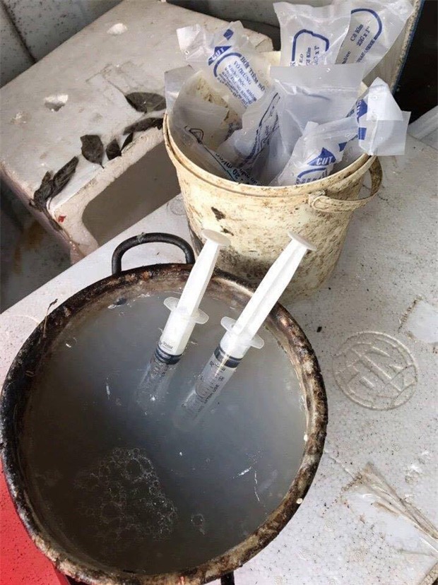 Hà Nội: Bắt quả tang cơ sở dùng kim tiêm bơm tạp chất vào tôm - Ảnh 1.