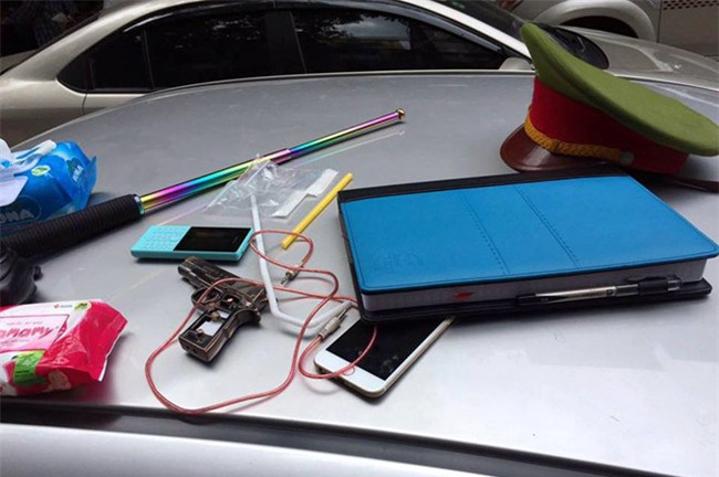 Bo chay roi gay tai nan, tai xe oto bi dan duoi danh hinh anh 1