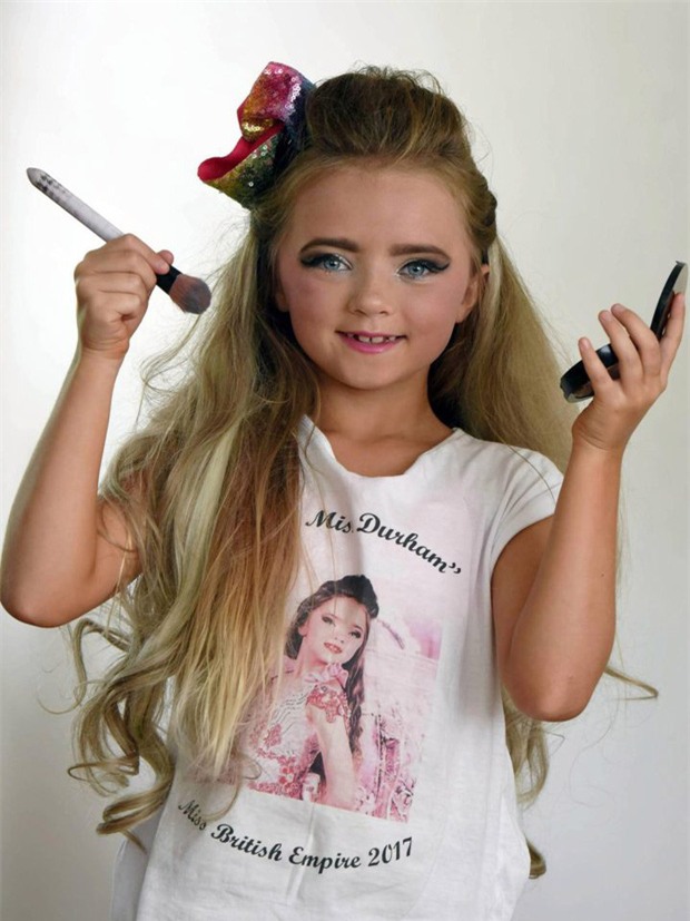 Mới 7 tuổi, cô bé đã bị mẹ bắt nhuộm tóc, trang điểm, làm da nâu để nổi tiếng và đi thi hoa hậu - Ảnh 2.