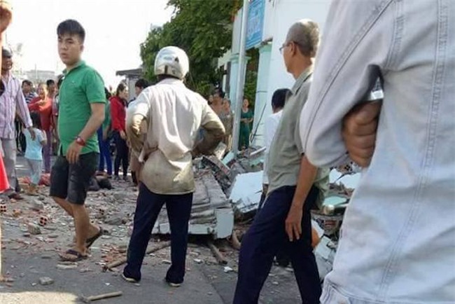 Hiện trường vụ sập ban công nhà cấp bốn, 3 người tử vong - 9