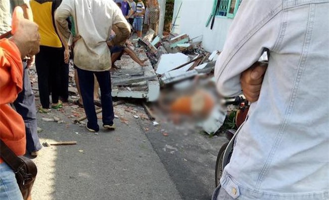 Hiện trường vụ sập ban công nhà cấp bốn, 3 người tử vong - 10