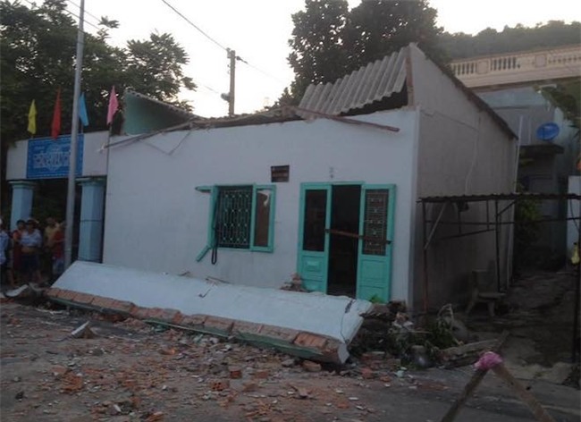 Hiện trường vụ sập ban công nhà cấp bốn, 3 người tử vong - 1