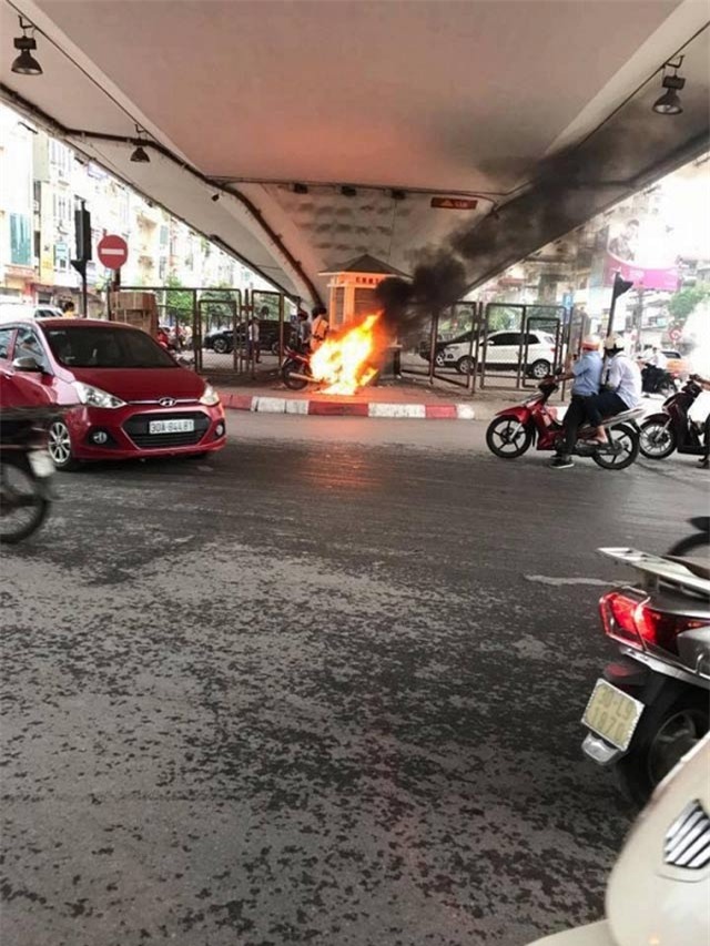 ha noi: tụ dot xe may khi bi csgt bat vi pham? hinh anh 1