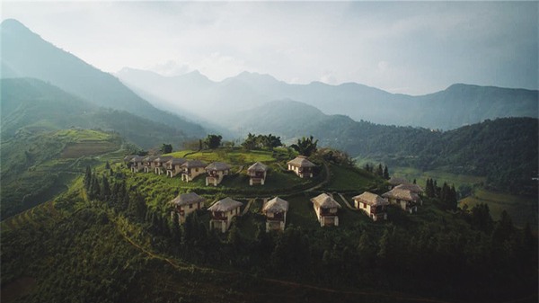 2 resort có bể bơi vô cực với view đụng núi đẹp ngất ngây, cách Hà Nội chỉ 1 đêm đi tàu - Ảnh 1.