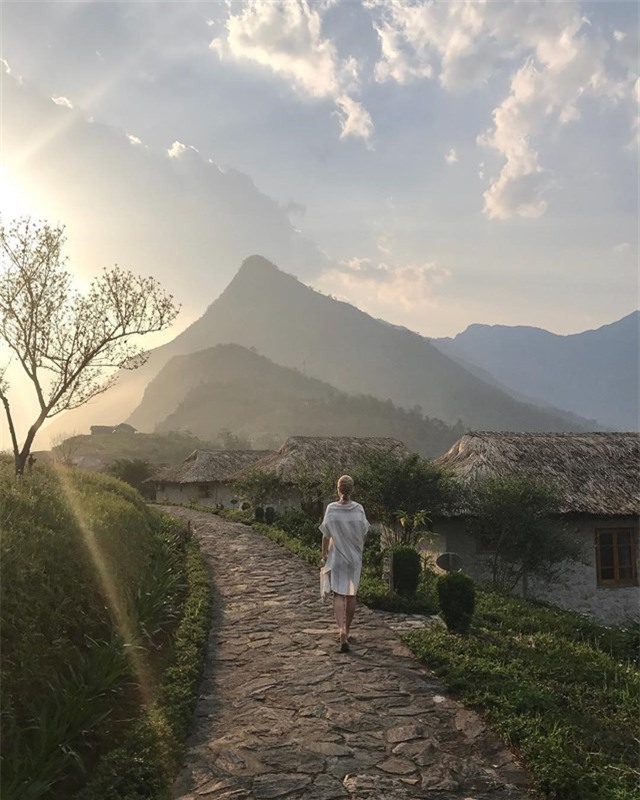 2 resort có bể bơi vô cực với view đụng núi đẹp ngất ngây, cách Hà Nội chỉ 1 đêm đi tàu - Ảnh 2.