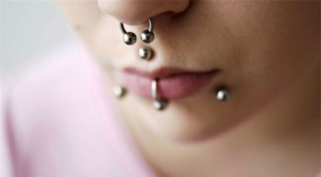 Các vật dụng khác tiếp xúc với máu và có thể làm lây lan siêu vi HBV là dao cạo râu, bông tai...