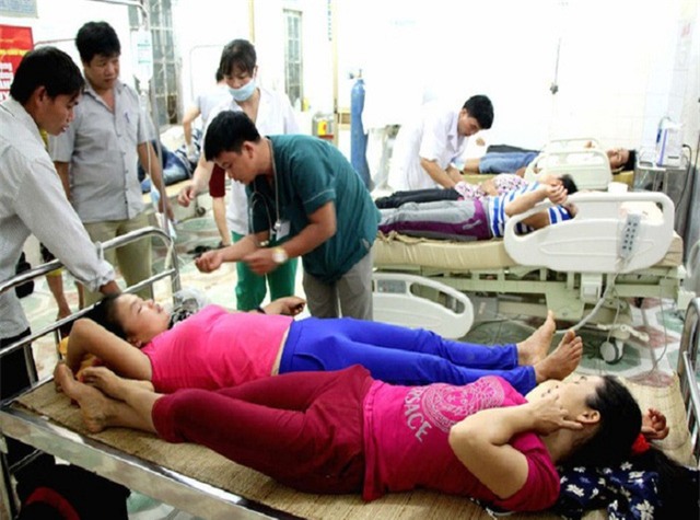  10 người dân xã Cắm Muộn đang điều trị tại bệnh viện. 