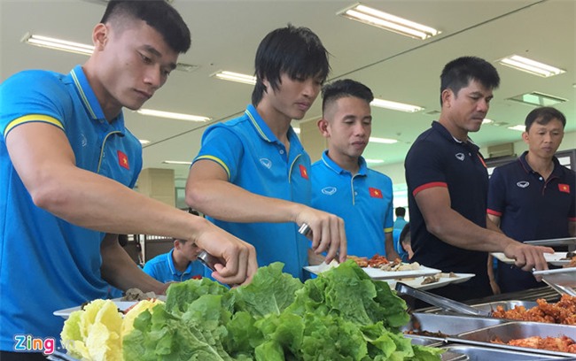 U22 Viet Nam hai long voi bua an thinh soan nhat tu ngay sang Han Quoc hinh anh 1