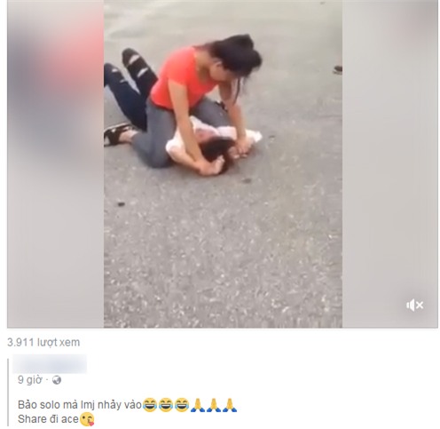 Phẫn nộ đoạn video 3 nữ sinh đánh hội đồng, xé rách áo bạn gái giữa đường - Ảnh 4.