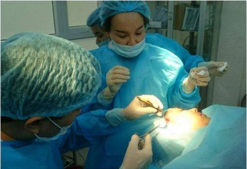 Thanh Bi len tieng ve loat anh phau thuat tham my can canh hinh anh 1