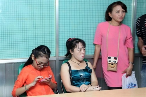 Vì bị mất thị lực từ nhỏ nên cô Út gặp nhiều khó khăn trong công việc, cô được nhiều mạnh thường quân hỗ trợ về tiền bạc. Sau này, khi Phương Mỹ Chi nổi tiếng thì họ không hỗ trợ nữa vì nghĩ đã có gia đình cháu gái lo. - Tin sao Viet - Tin tuc sao Viet - Scandal sao Viet - Tin tuc cua Sao - Tin cua Sao