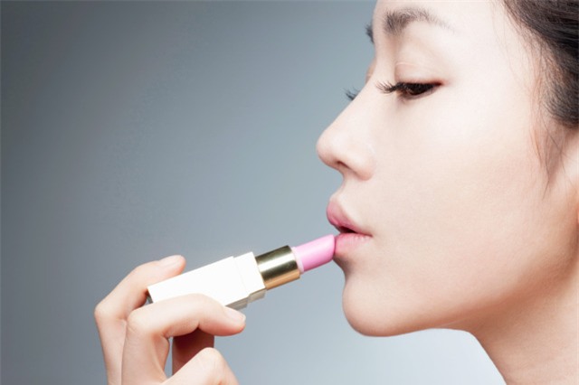 Gel tẩy da chết cay xè này sẽ khiến môi bạn hết sạch thâm, trở nên căng bóng chỉ sau vài lần sử dụng - Ảnh 1.