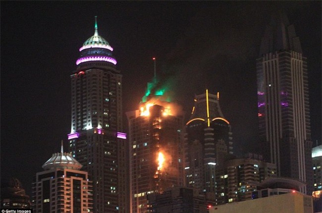 toa thap cao thu 5 the gioi o dubai chay ruc trong dem hinh anh 1
