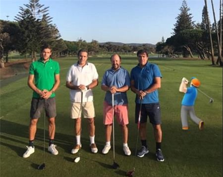 Alonso sung sướng khoe ảnh trên sân golf