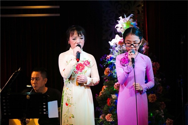 Nhiều khán giả tỏ ra phản đối bởi lí do, xét về tuổi đời lẫn tuổi nghề, một cô bé mười mấy tuổi như Phương Mỹ Chi&nbsp;không thể chấm thi 