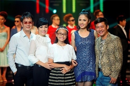 Nhiều khán giả tỏ ra phản đối bởi lí do, xét về tuổi đời lẫn tuổi nghề, một cô bé mười mấy tuổi như Phương Mỹ Chi&nbsp;không thể chấm thi 