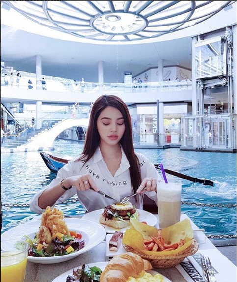 Ngắm cuộc sống sang chảnh, ngập trong đồ hiệu, du lịch xa xỉ của Jolie Nguyễn - hoa hậu hội con nhà giàu Việt Nam - Ảnh 28.