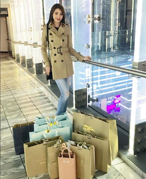 Ngắm cuộc sống sang chảnh, ngập trong đồ hiệu, du lịch xa xỉ của Jolie Nguyễn - hoa hậu hội con nhà giàu Việt Nam - Ảnh 32.