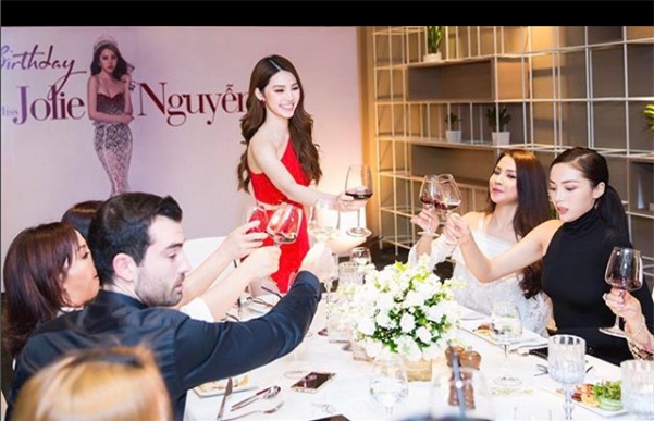 Ngắm cuộc sống sang chảnh, ngập trong đồ hiệu, du lịch xa xỉ của Jolie Nguyễn - hoa hậu hội con nhà giàu Việt Nam - Ảnh 6.