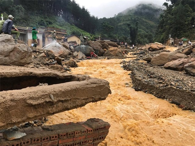 tan mat chung kien noi dau tren ho thuy dien mu cang chai: bun, go va xac nguoi - 1