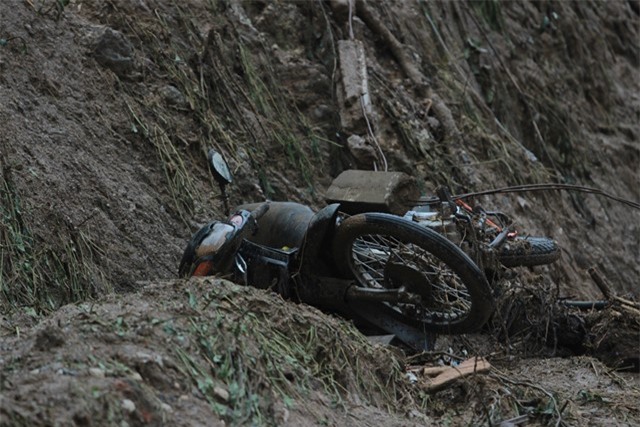 tan mat chung kien noi dau tren ho thuy dien mu cang chai: bun, go va xac nguoi - 4