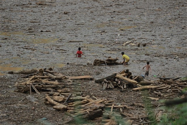 tan mat chung kien noi dau tren ho thuy dien mu cang chai: bun, go va xac nguoi - 11