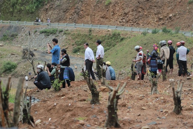 tan mat chung kien noi dau tren ho thuy dien mu cang chai: bun, go va xac nguoi - 12