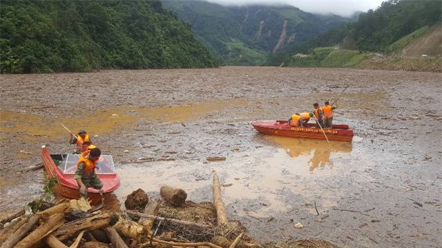 tan mat chung kien noi dau tren ho thuy dien mu cang chai: bun, go va xac nguoi - 13
