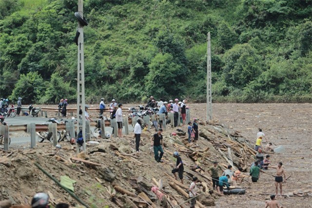 tan mat chung kien noi dau tren ho thuy dien mu cang chai: bun, go va xac nguoi - 5