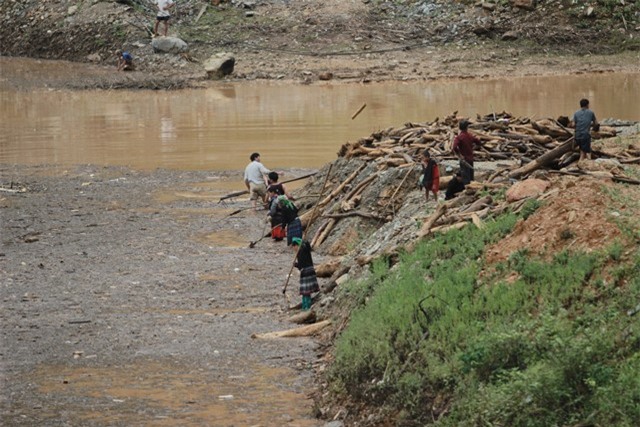 tan mat chung kien noi dau tren ho thuy dien mu cang chai: bun, go va xac nguoi - 7