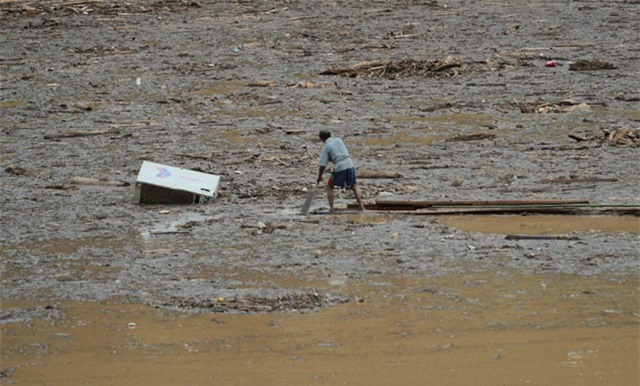 tan mat chung kien noi dau tren ho thuy dien mu cang chai: bun, go va xac nguoi - 8