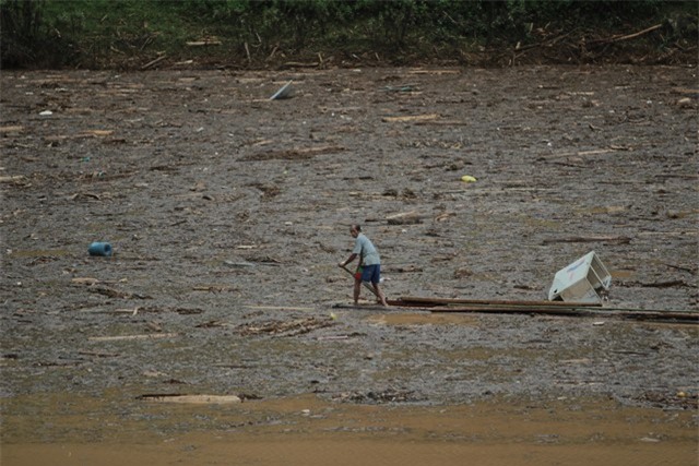 tan mat chung kien noi dau tren ho thuy dien mu cang chai: bun, go va xac nguoi - 9