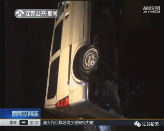 bi kich: vo moi hoc lai lao xe xuong song, 2 vo chong duoc cuu song, 5 nguoi con tu vong - 2