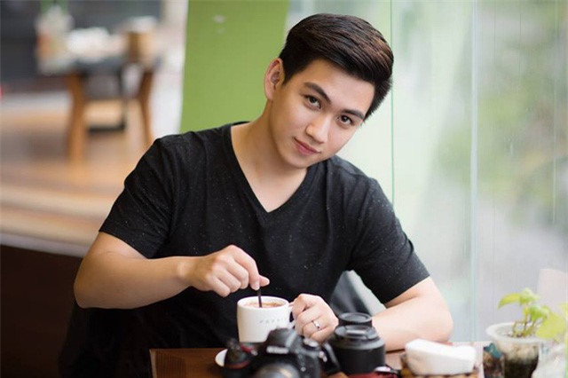 'Hot boy truong Kinh te' hat hay, dan gioi va dam me nhiep anh hinh anh 1