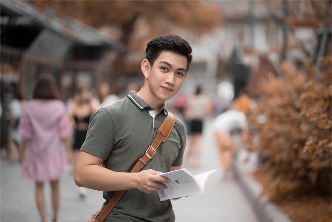 'Hot boy truong Kinh te' hat hay, dan gioi va dam me nhiep anh hinh anh 4