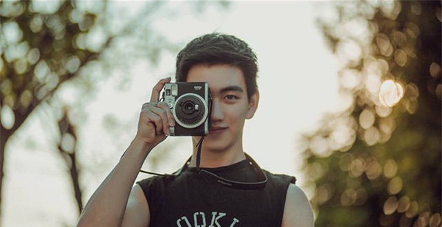 'Hot boy truong Kinh te' hat hay, dan gioi va dam me nhiep anh hinh anh 6