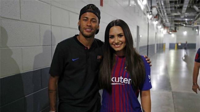 Neymar dẫn bạn gái siêu mẫu chào PSG, thành Paris phát cuồng - 3