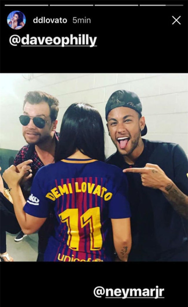 Neymar dẫn bạn gái siêu mẫu chào PSG, thành Paris phát cuồng - 4