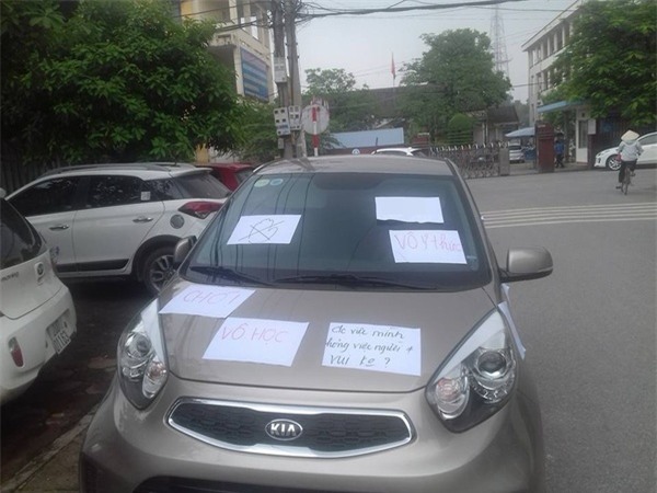 Đỗ ô tô sai vị trí, tài xế giật mình với hình ảnh trước mắt khi quay lại - Ảnh 1.