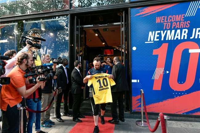 Neymar da toi Paris, chuan bi cho le ra mat lon nhat lich su PSG hinh anh 8