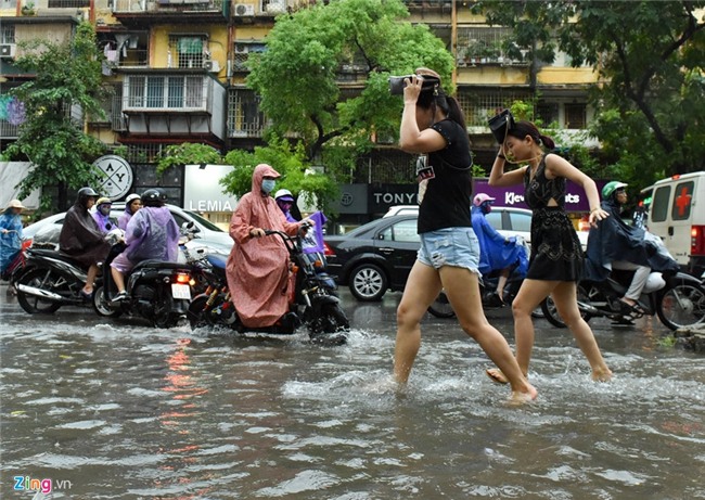 Ha Noi ngap sau trong con mua keo dai nhieu gio hinh anh 3