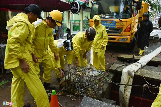 Ha Noi ngap sau trong con mua keo dai nhieu gio hinh anh 5