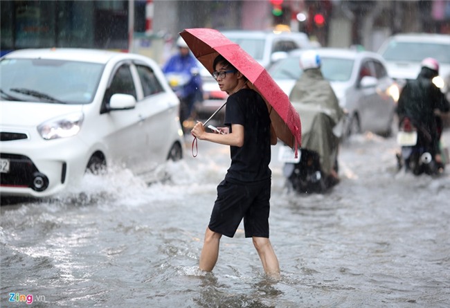 Ha Noi ngap sau trong con mua keo dai nhieu gio hinh anh 11