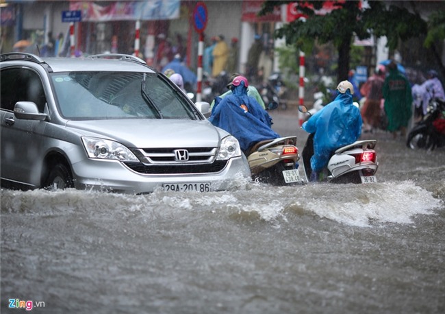 Ha Noi ngap sau trong con mua keo dai nhieu gio hinh anh 8