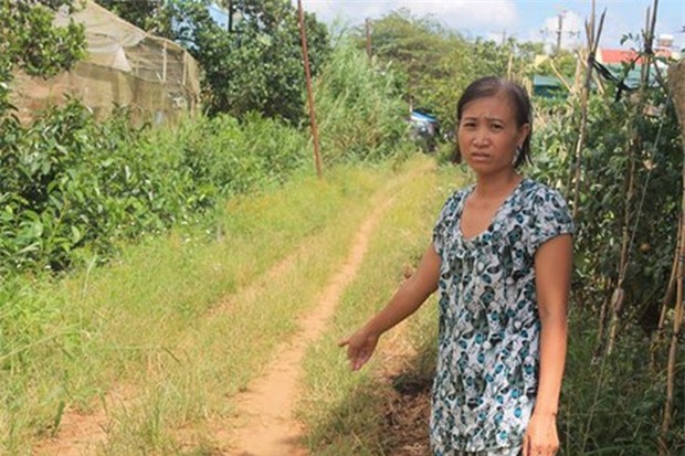 Tranh chấp đất đai, đổ nước chứa thuốc diệt cỏ vào miệng một phụ nữ - Ảnh 1.