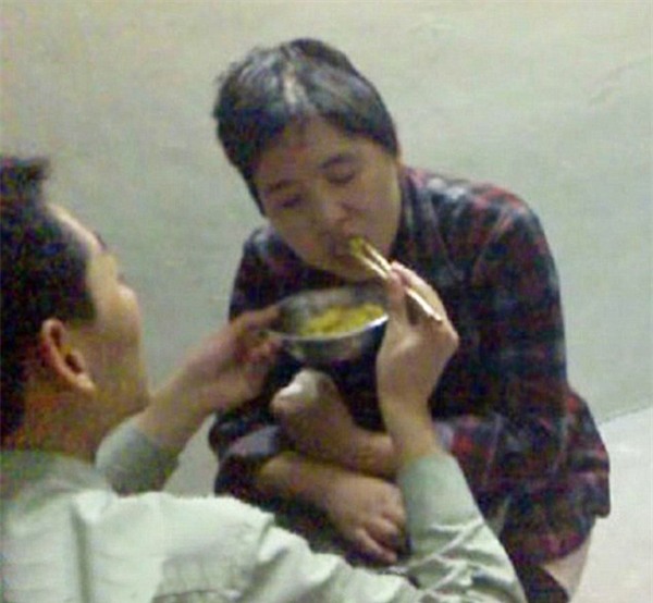 ban gai ngay ngo nhu tre len 3 sau tai nan, chang trai van cuoi ve cham soc va cai ket xuc dong sau 7 nam - 4