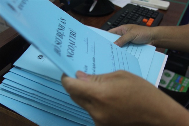 Bác sĩ tâm lí nói về vụ hotgirl Bella ôm con hút thuốc: Người mẹ này có biểu hiện tâm lí bất thường - Ảnh 4.