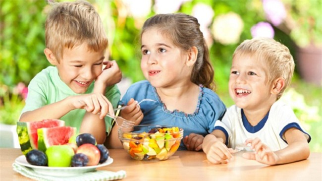 Chuyên gia Úc, Mỹ khuyên không nên cho trẻ uống nước trái cây, bác sĩ Việt nói gì? - Ảnh 2.