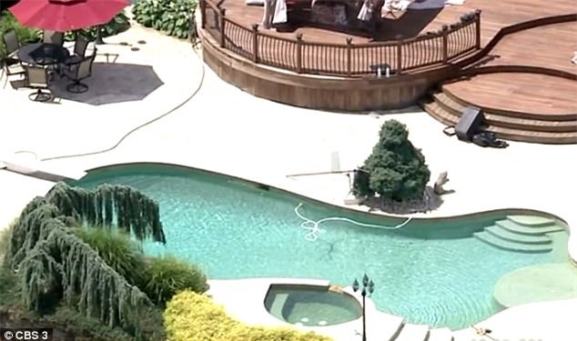 Chồng giết vợ, bỏ xuống hồ bơi rồi hoang báo vợ chết đuối - Ảnh 2.